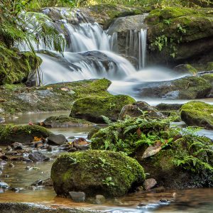 Cascata pedras verdes